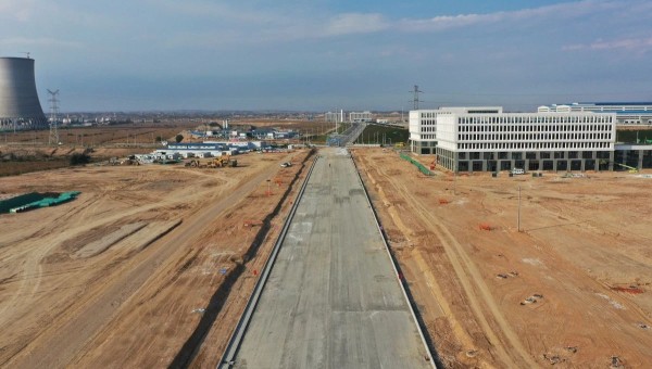 10月15日，記者走近蘭州新區(qū)城市礦產與表面處理產業(yè)園(二期)周邊基礎設施項目-園區(qū)西路南延段(緯五十路至緯二十八路)，一條不斷向南延伸的道路已初具雛形。據悉，該項目由甘肅建投承建，道路全長5.67k